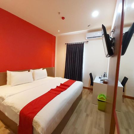 Halogen Hotel Merauke Bagian luar foto